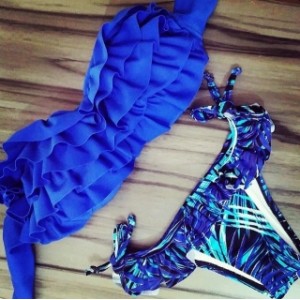 https://www.bikini-monokini.com/824-2342-thickbox/maillot-de-bain-femme-bandeau-frou-frou-bleu.jpg